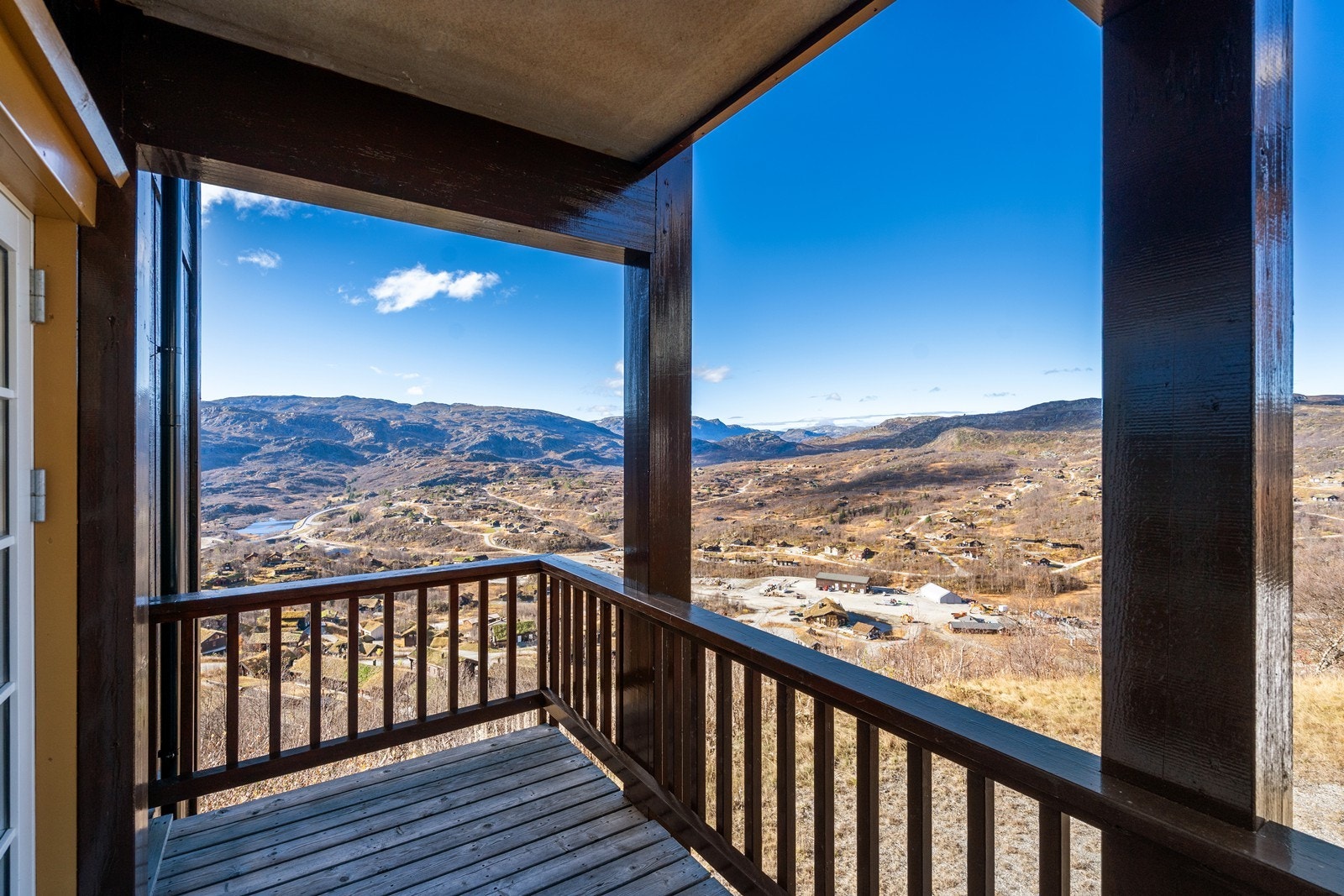 Leiligheten kan skilte med overbygget balkong med spektakulær utsikt. Galleribilde