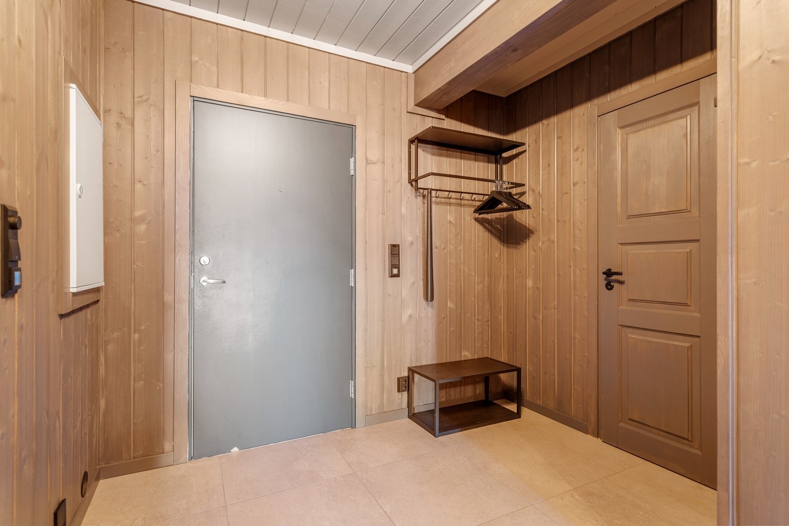 Det er god plass til yttertøy, sko og utstyr i tilstøtende bod. Galleribilde