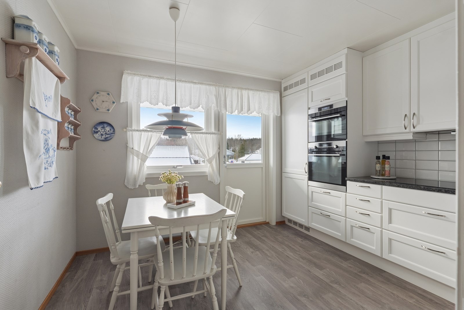 Fra kjøkkenet er det utgang til veranda på ca. 7 kvm. Galleribilde