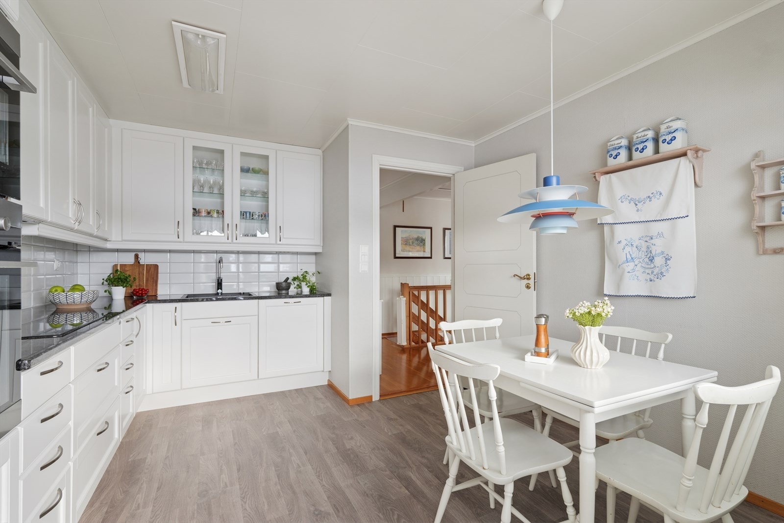 Husebykjøkken fra 2018 med tidløs innredning og solid benkeplate i stein. Her er det også integrert platetopp, stekevon, kombi mikro- og stekeovn, oppvaskmaskin og kjøleskap. Galleribilde