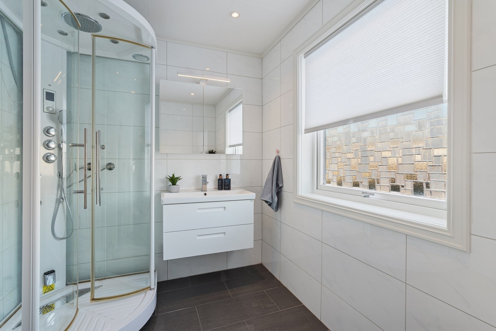 Badet er flislagt og det varmekabler i gulvet. Galleribilde