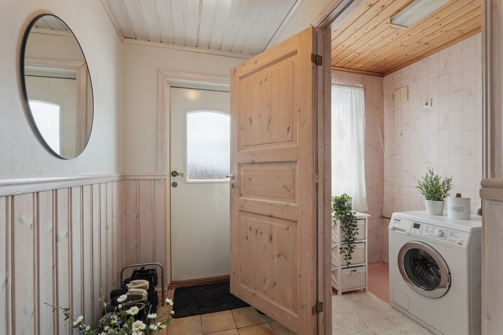 Entré/vindfang med praktisk adkomst til vaskerommet. Galleribilde