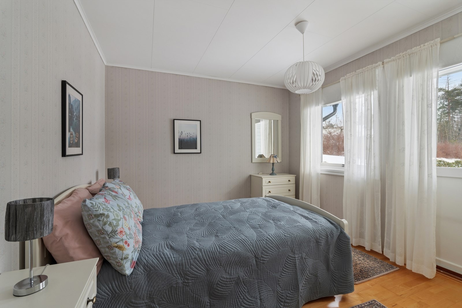 Her er det garderobeskap og god plass til dobbeltseng. Galleribilde