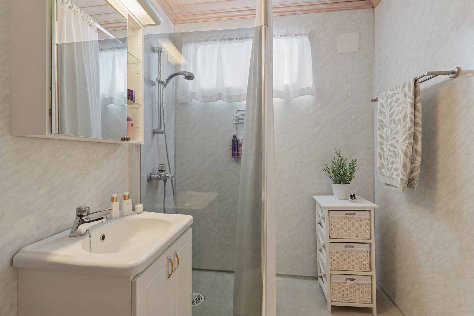 Fullverdig bad i sokkeletasjen med dusjnisje, wc og servantskap. Galleribilde