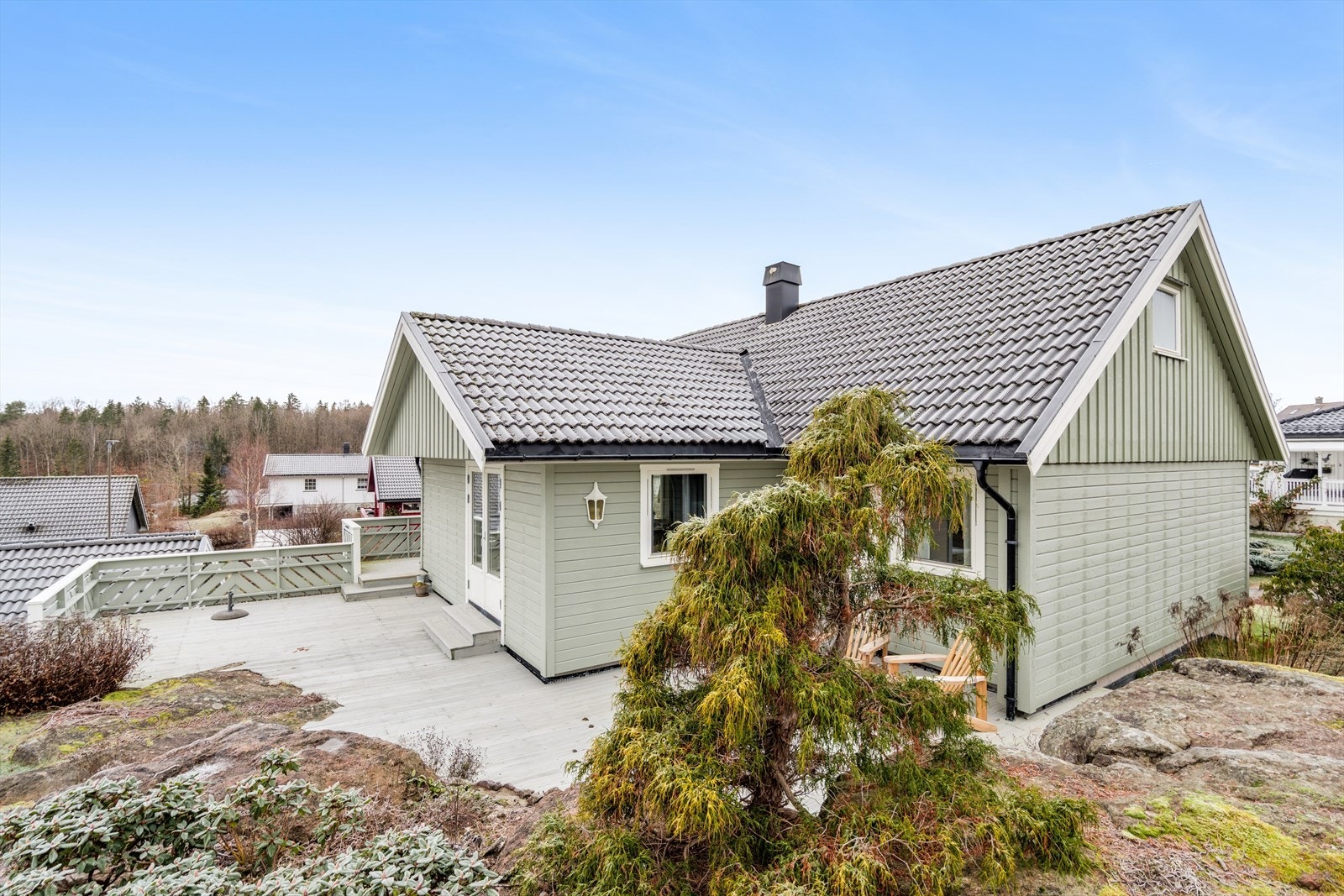 Stor terrasse mot syd med sol gjennom det meste av dagen på sommerstid. Galleribilde