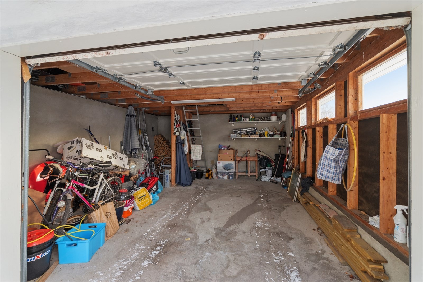 Garasjen er på ca 26 kvm har god plass til oppbevaring og adkomst til hems via stige. Galleribilde