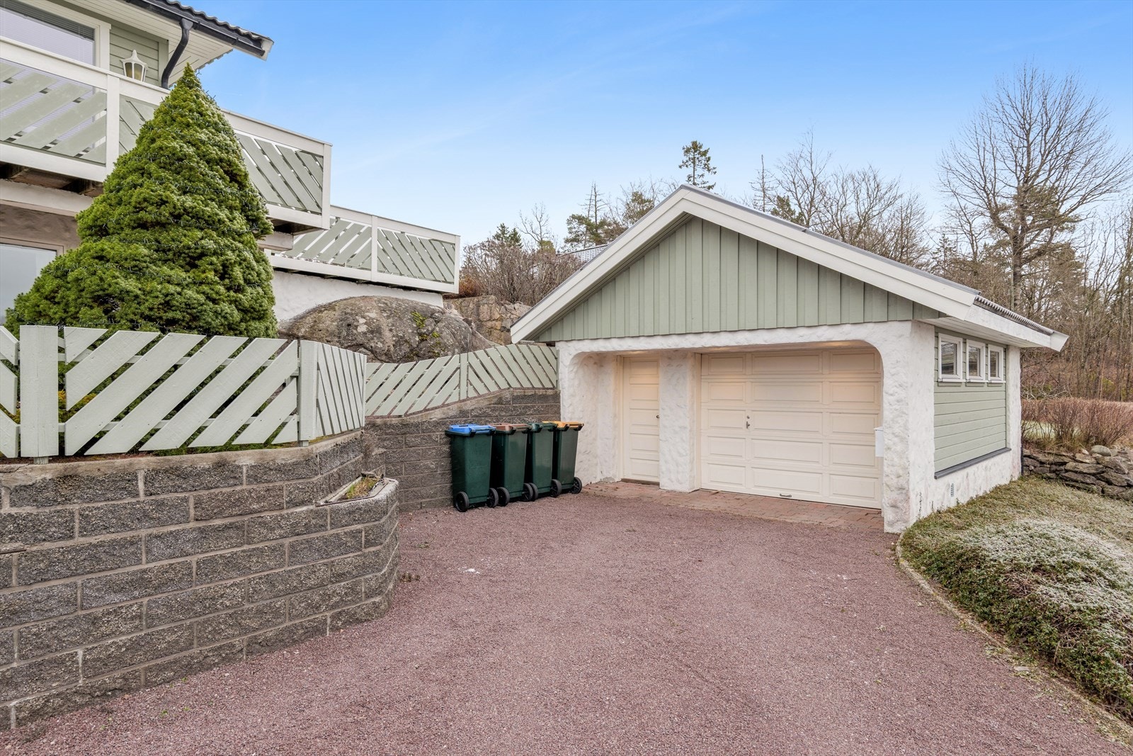 Gode parkeringsmuligheter, både i garasje og på den gruslagte gårdsplassen. Galleribilde