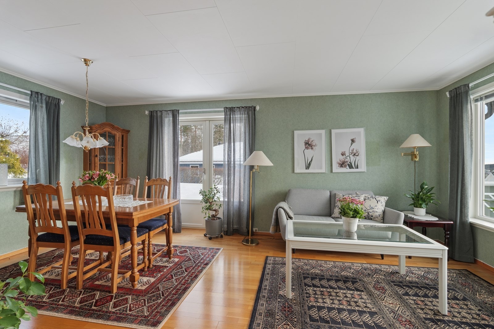 Fra stua er det utgang til terrassen mot syd. Galleribilde