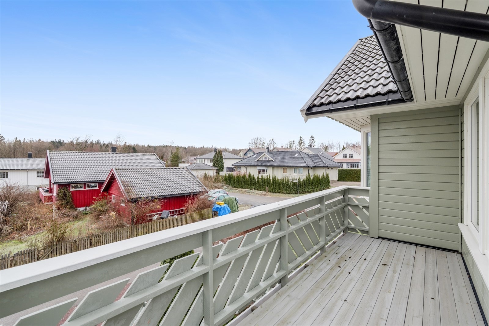 Terrassen strekker seg til nordsiden av boligen - her får du kveldssola på sommerstid. Galleribilde