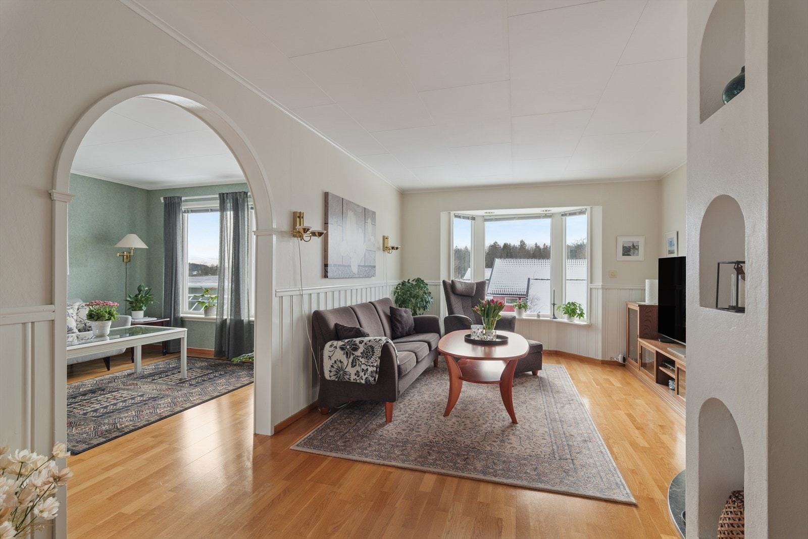 I hovedetasjen er det to romslige stuer med mange muligheter for møblering. Galleribilde