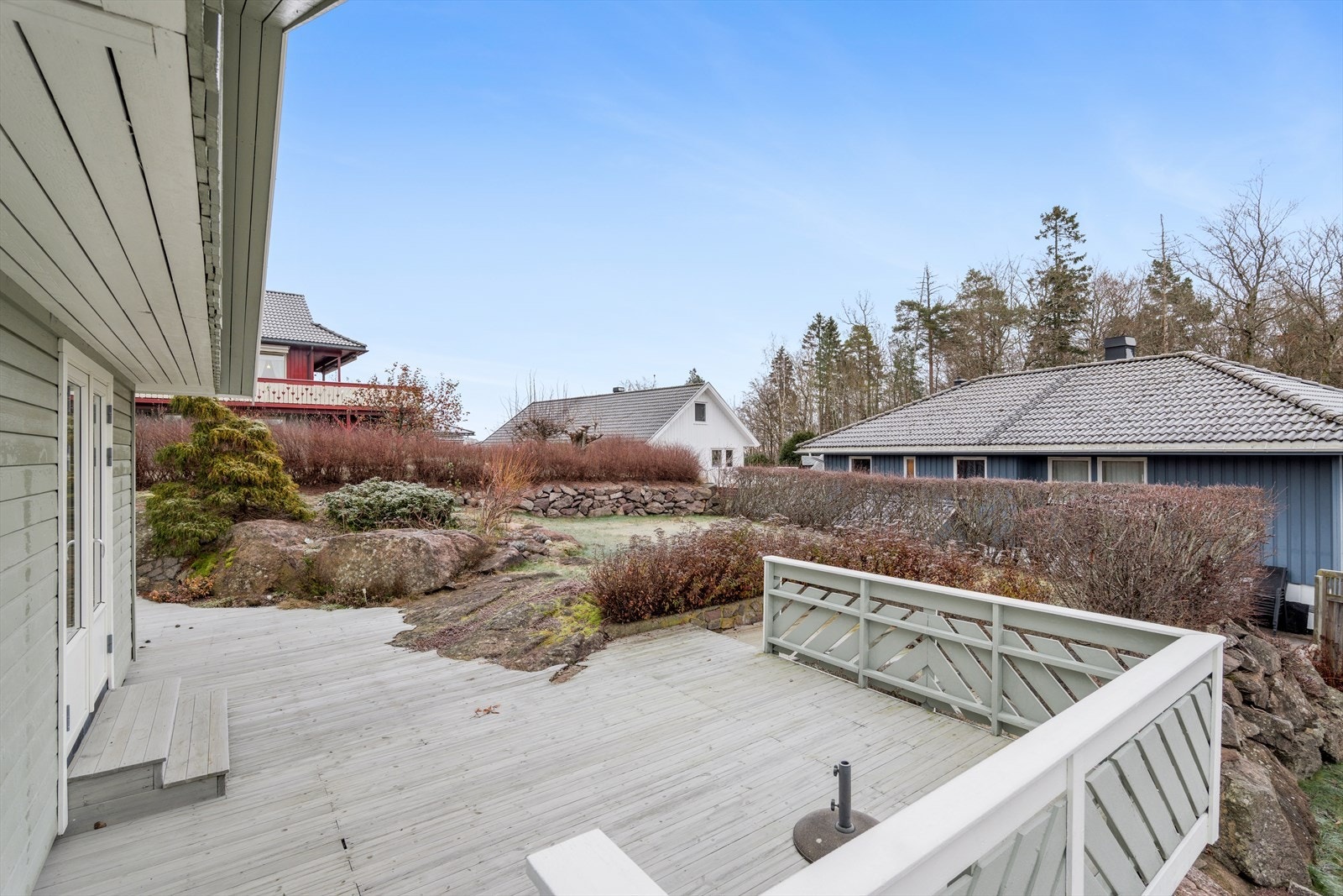 Terrassen er på ca. 61 m² og rommer flere sittegrupper. Galleribilde