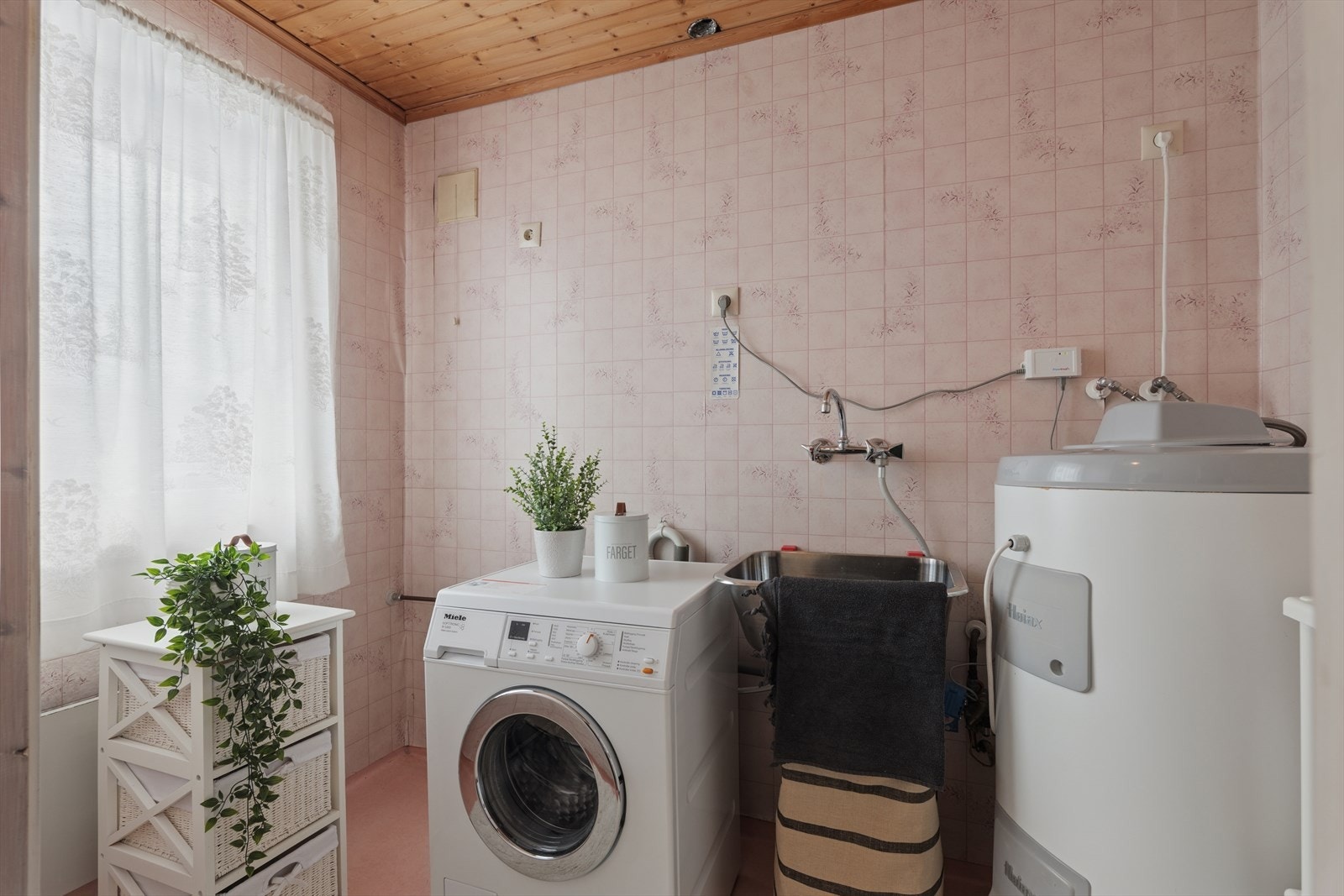 Eldre, men funksjonelt vaskerom med utslagsvask. Galleribilde