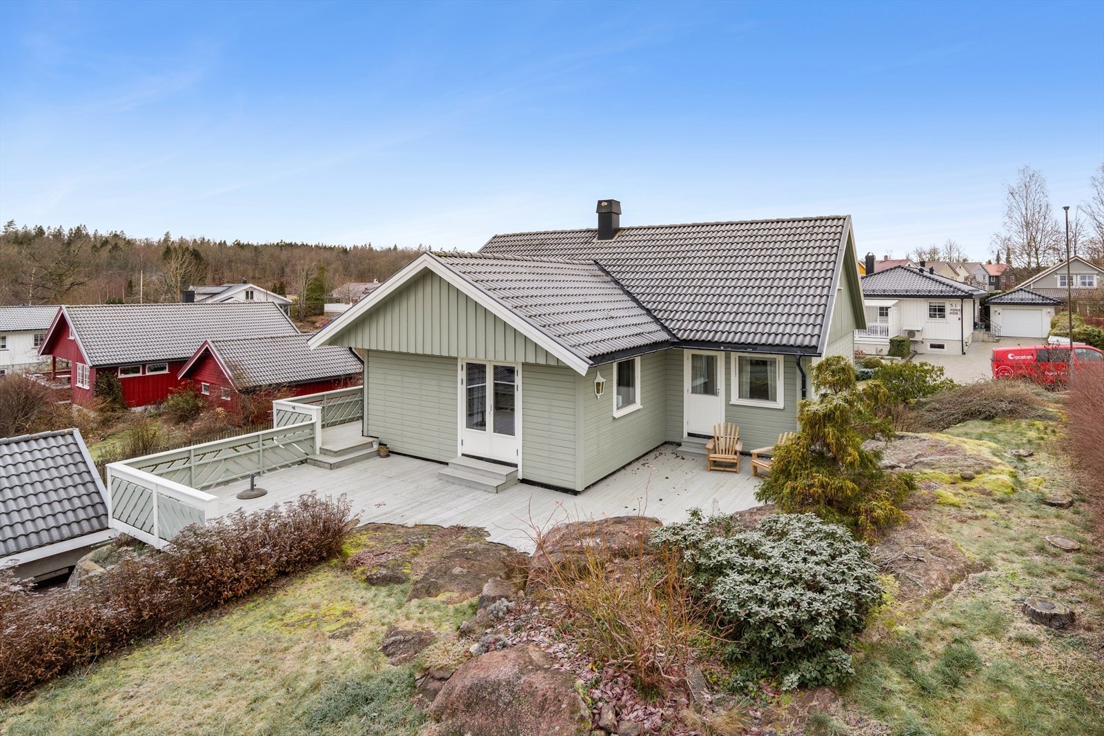 Boligen har en fin beliggenhet på hjørnetomt med koselig utsyn og solrike uteplasser. Galleribilde