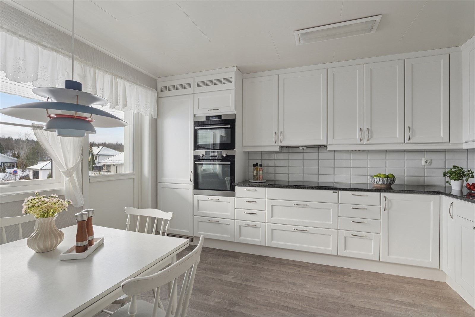 Godt med oppbevaringsplass i skap og skuffer, og plass til et lite spisebord. Galleribilde