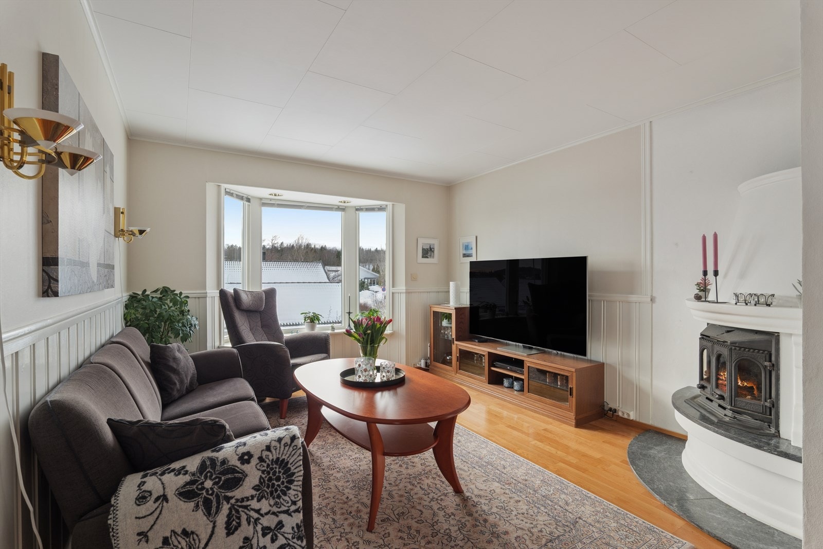 Store vindusflater gir gode lysforhold i stuen. Galleribilde