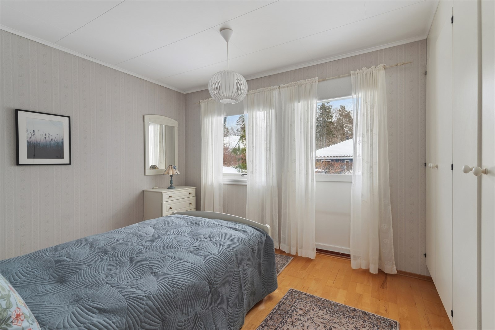 Boligen har tre godkjente soverom - her ses hovedsoverommet som har utgang til terrassen. Galleribilde