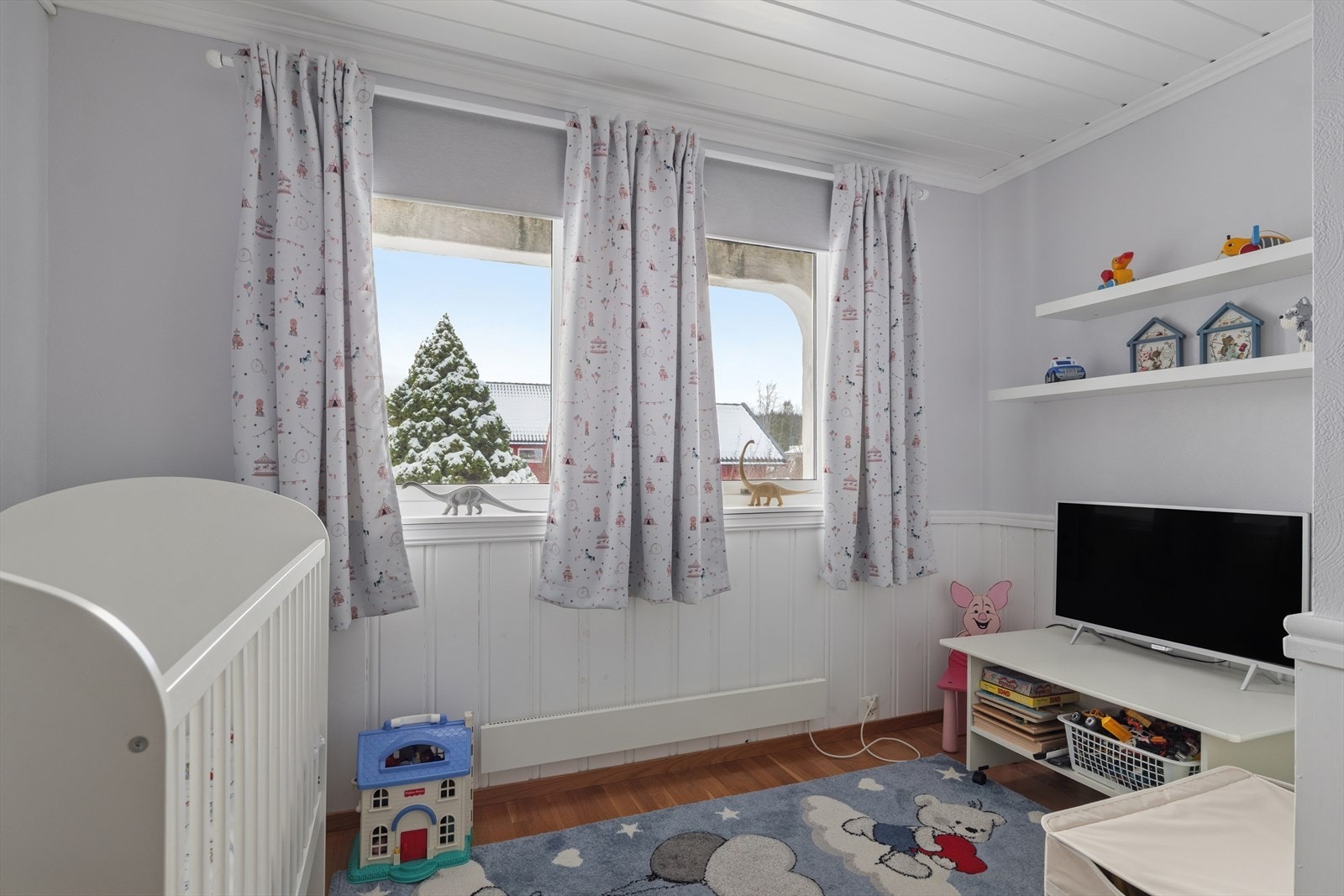 Rommet har store vinduer og godt med dagslys. Galleribilde