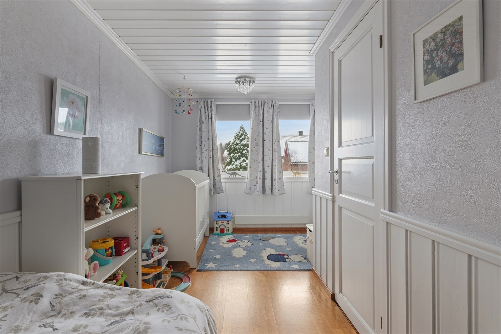 Innredet soverom, opprinnelig godkjent som garasje. Omgjøringen er ikke byggesøkt, og rommet er ikke godkjent for varig opphold. Galleribilde