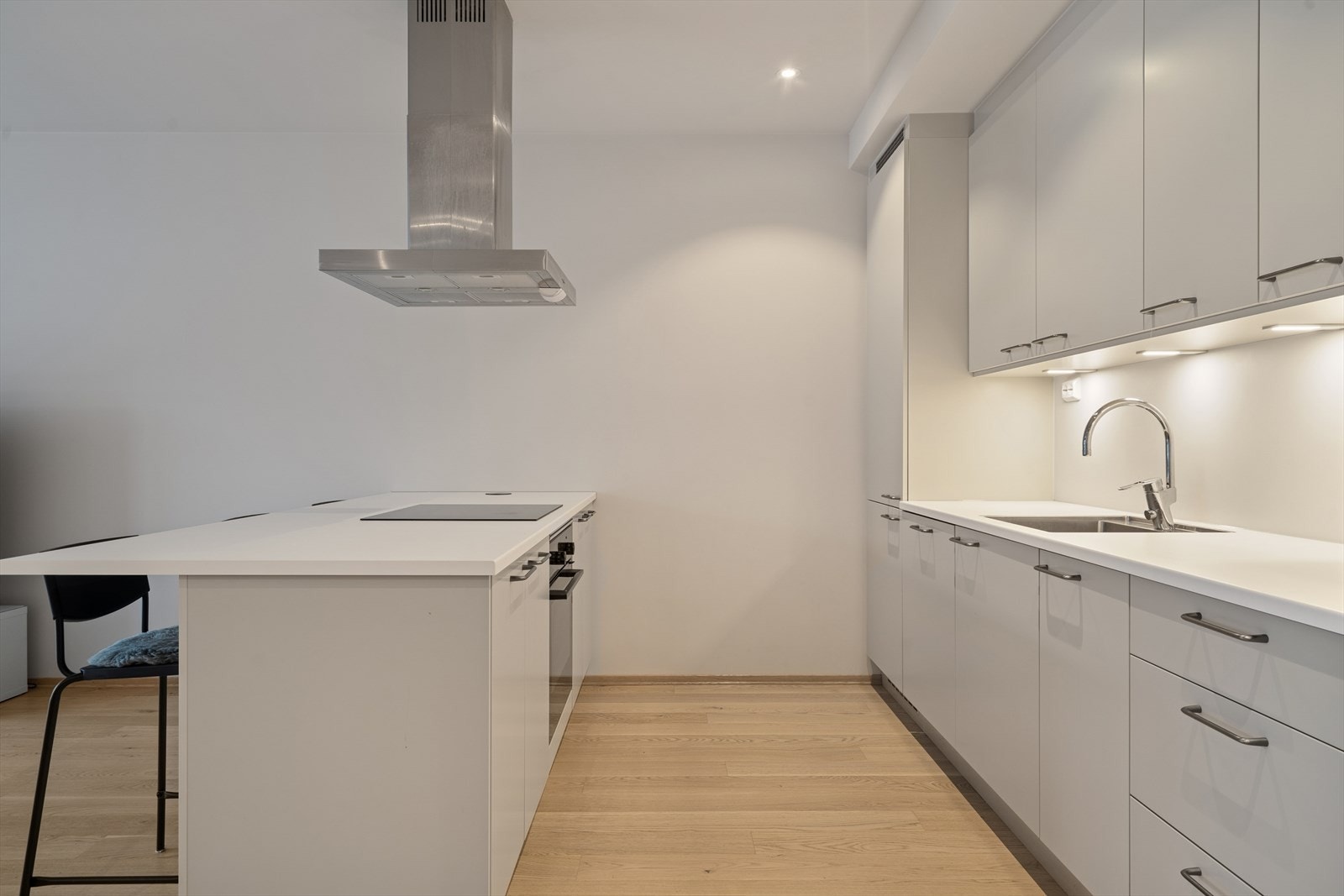 Kjøkkenet har komfyr og platetopp på øya. Galleribilde