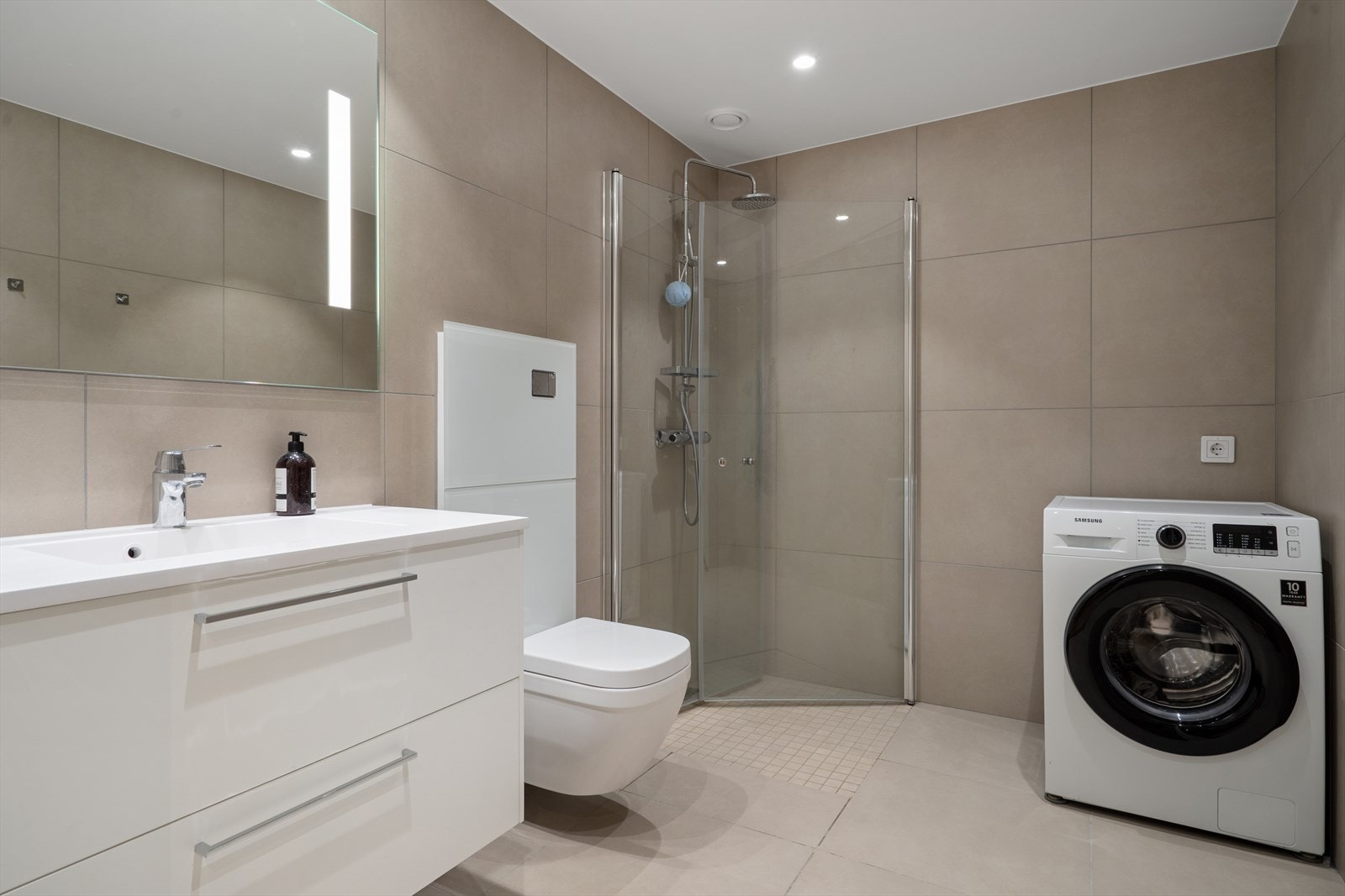 Flott flislagt bad med varme i gulv. Galleribilde