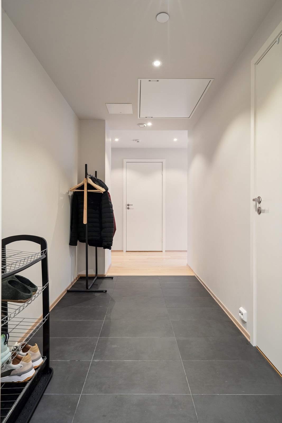 Flislagt entré med god plass til oppbevaring. Varme i gulv. Galleribilde