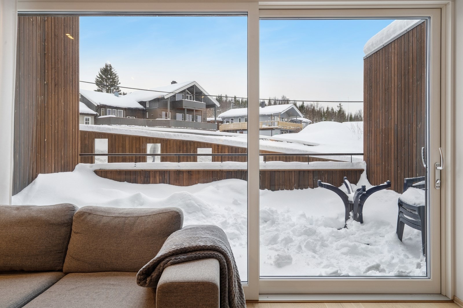 Utgang til balkong mot sør. Galleribilde