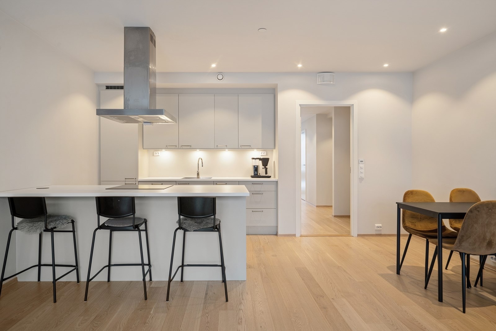 Praktisk og sosialt kjøkken med kjøkkenøy med spiseplass. Galleribilde