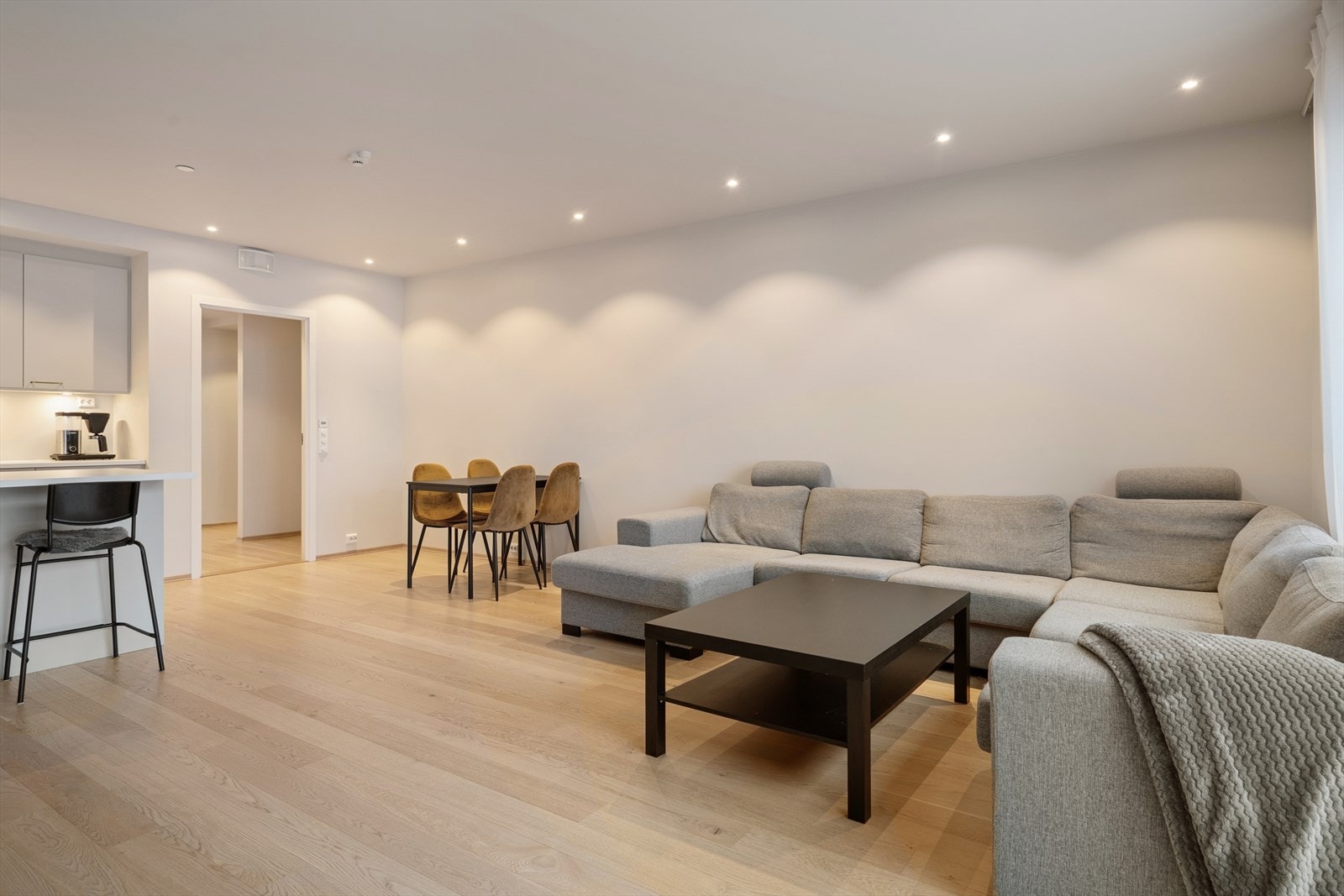 Stue og kjøkken har en åpen planløsning. Galleribilde