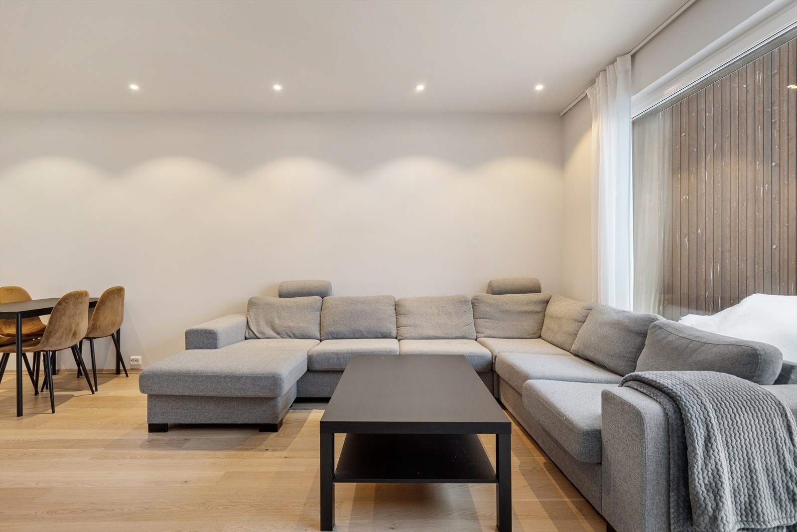 God takhøyde på 2,55 m i oppholdsrom. Spotter i tak. Galleribilde