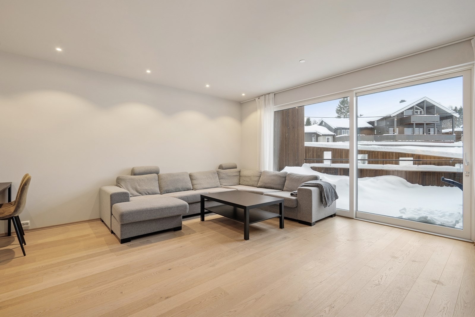 Romslig stue med plass til en stor sofagruppe og spisebord. Galleribilde