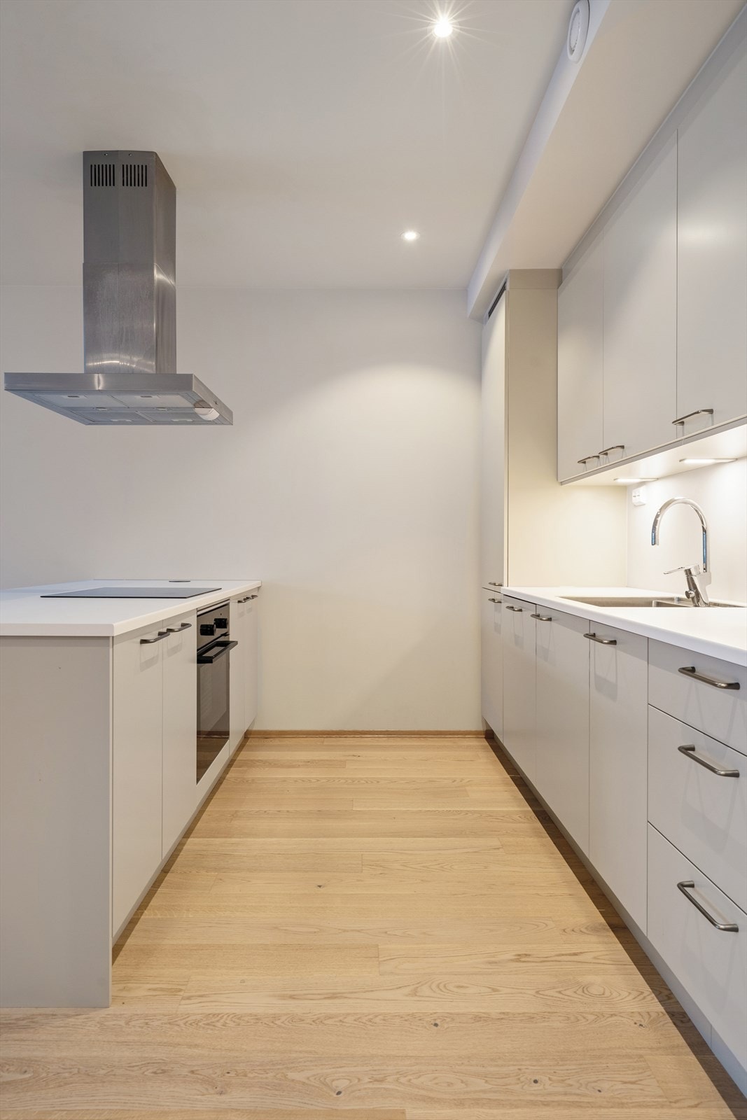 Lys under kjøkkenskap. Galleribilde