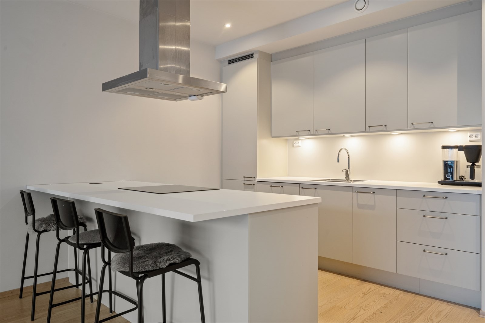 Kjøkkeninnredning fra Nova i modellen "Tromsdalstiden" med integrerte hvitevarer. Galleribilde