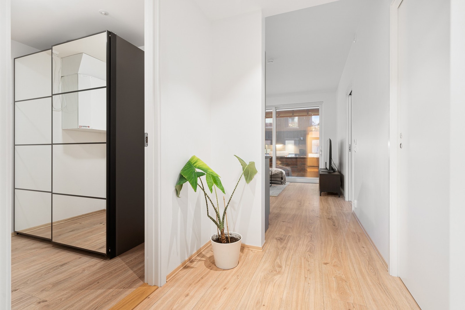 Fra gangen har man tilgang til en stor, intern bod med praktisk skyvedørsgarderobe. Det er også godt med lagringsplass i kjellerbod. Galleribilde