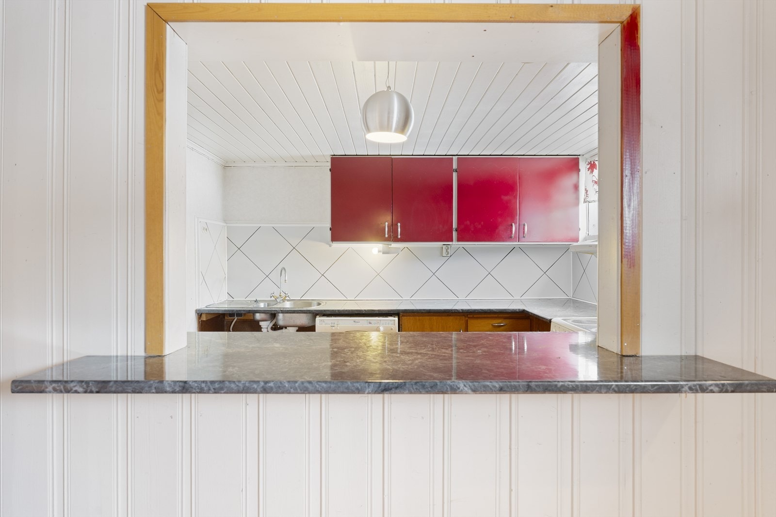 Praktisk barløsning mellom stue og kjøkken Galleribilde