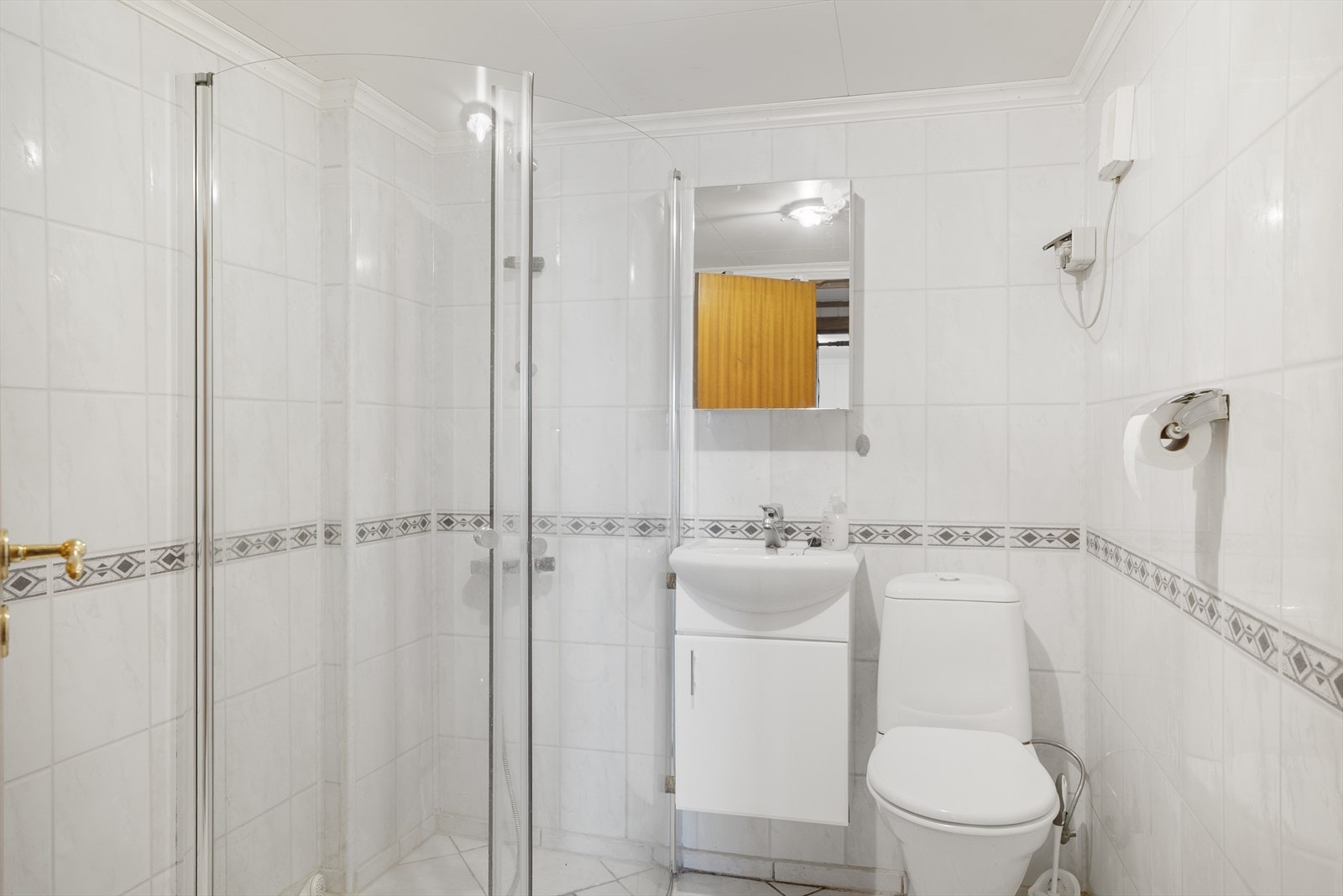 Badet i underetasjen har fliser på gulv, vinyltapet på vegger og takplater i himling Galleribilde