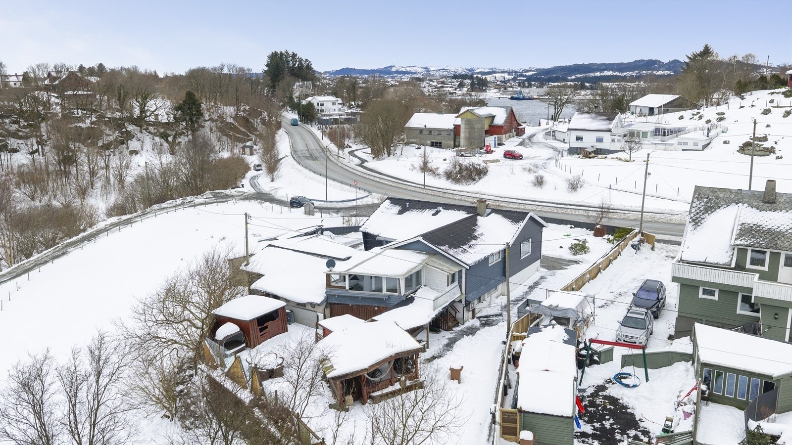 Oppføring av enebolig og tilbygg til enebolig er omsøkt og godkjent - i tillegg er det også oppført en rekke andre tiltak på eiendommen, men det presiseres at ingen av disse tiltakene er omsøkt eller godkjent av Karmøy kommune Galleribilde