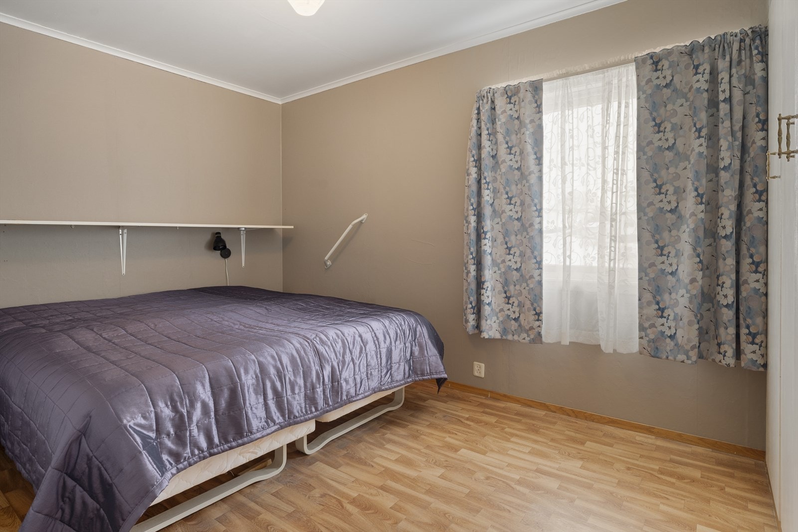 Boligen har totalt to soverom i 1. etasje - hovedsoverommet har god plass til dobbeltseng og tilhørende nattbord Galleribilde