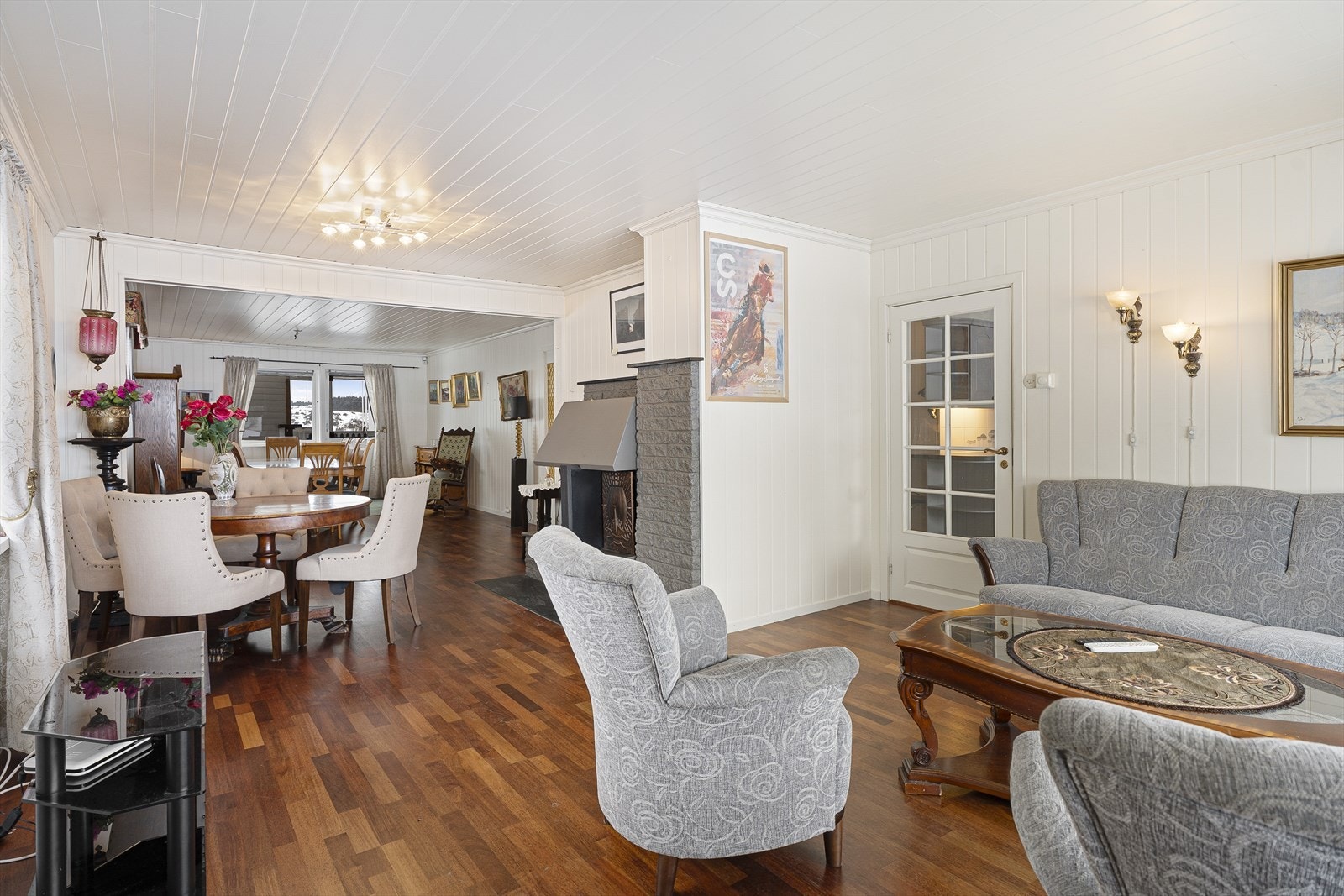 Lys og romslig stue med god plass til sofagruppe og spisebord Galleribilde