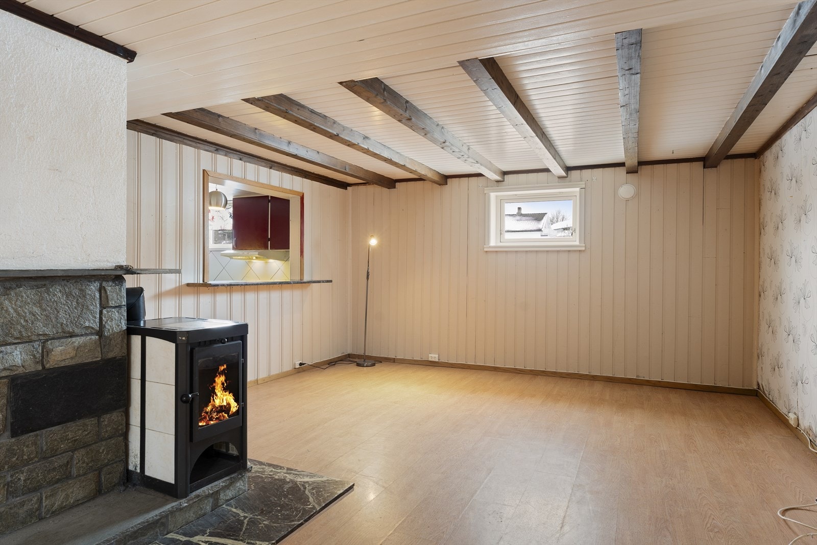 Lys stue med vedovn Galleribilde