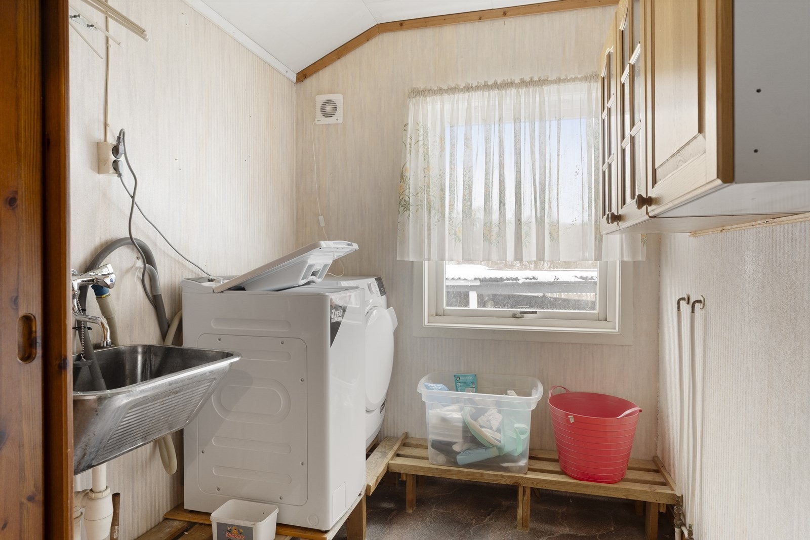 Vaskerommet i 1. etasje har belegg på gulv, tapet på vegger og takplater i himling Galleribilde