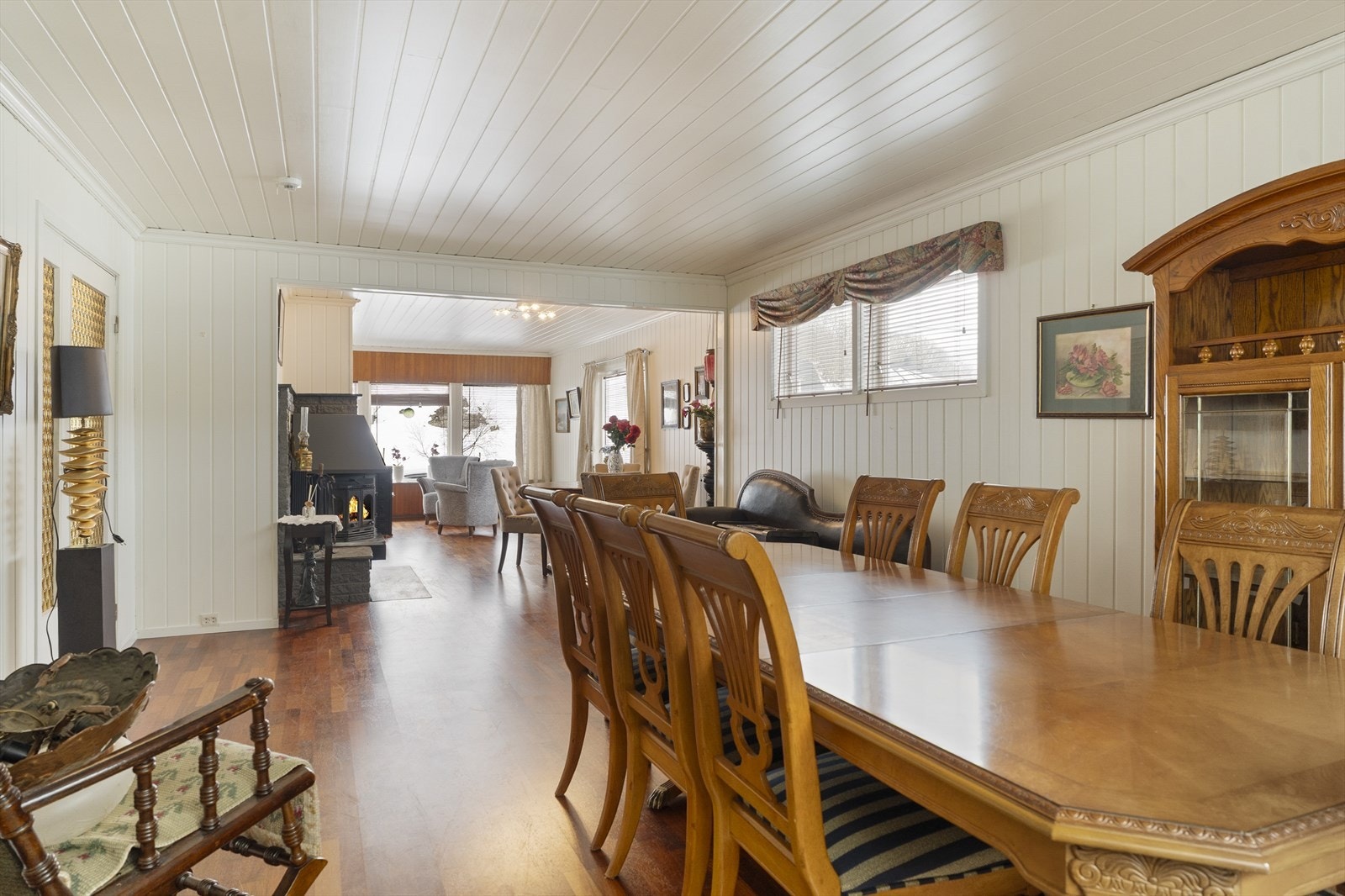 I stuen er det montert både vedovn og varmepumpe - i I tillegg er det også montert varmepumpe i underetasjen samt i hobbyrommet i garasjen Galleribilde