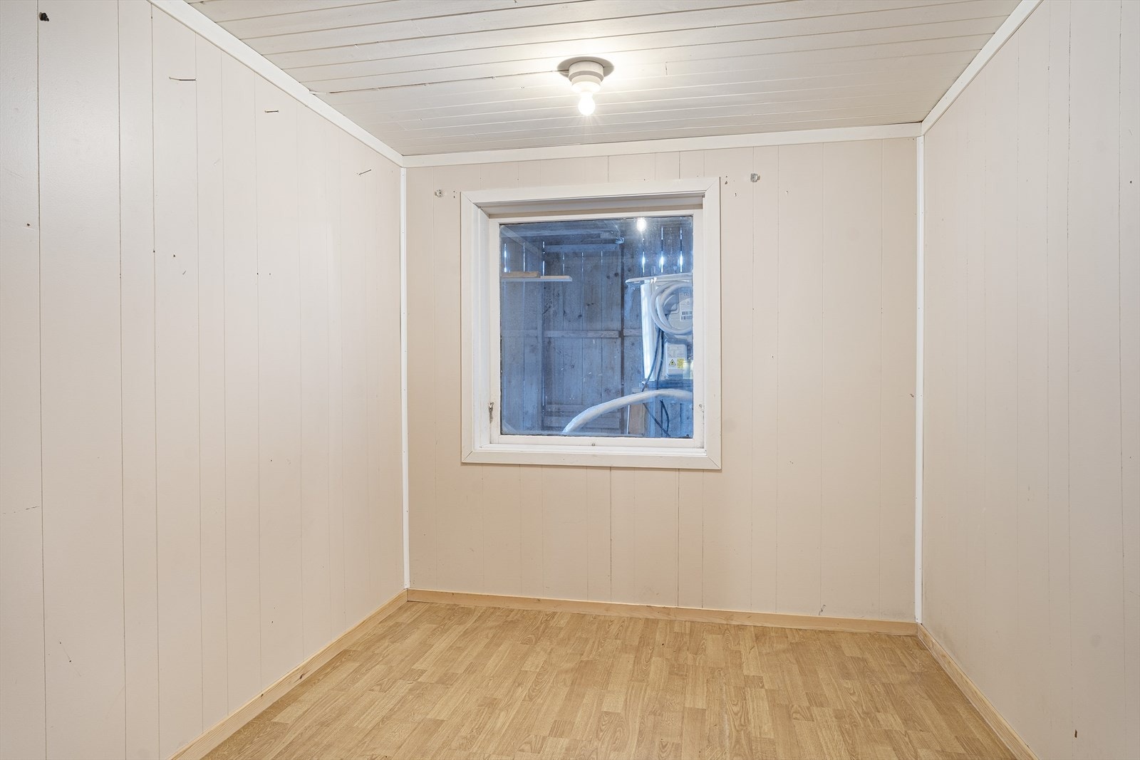 Det er totalt tre soverom i underetasjen, men disse er ikke godkjente som oppholdsrom Galleribilde