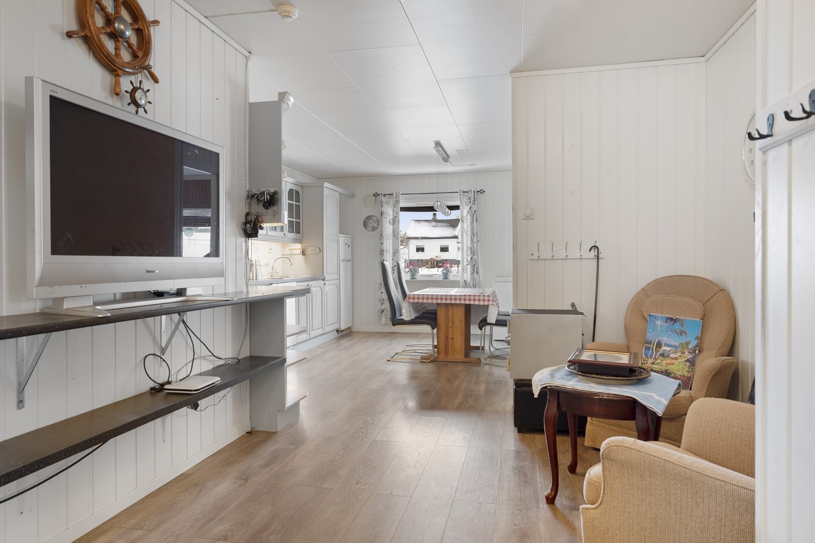 Boligen har et meget romslig kjøkken med plass til sittegrupper og spisebord Galleribilde