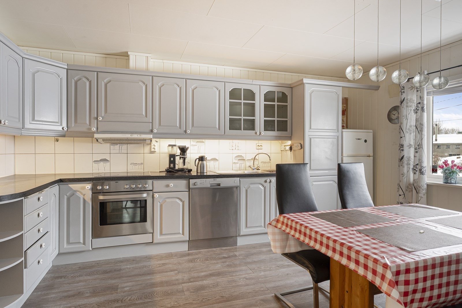 Det romslige kjøkkenet byr på masse skap- og benkeplass Galleribilde