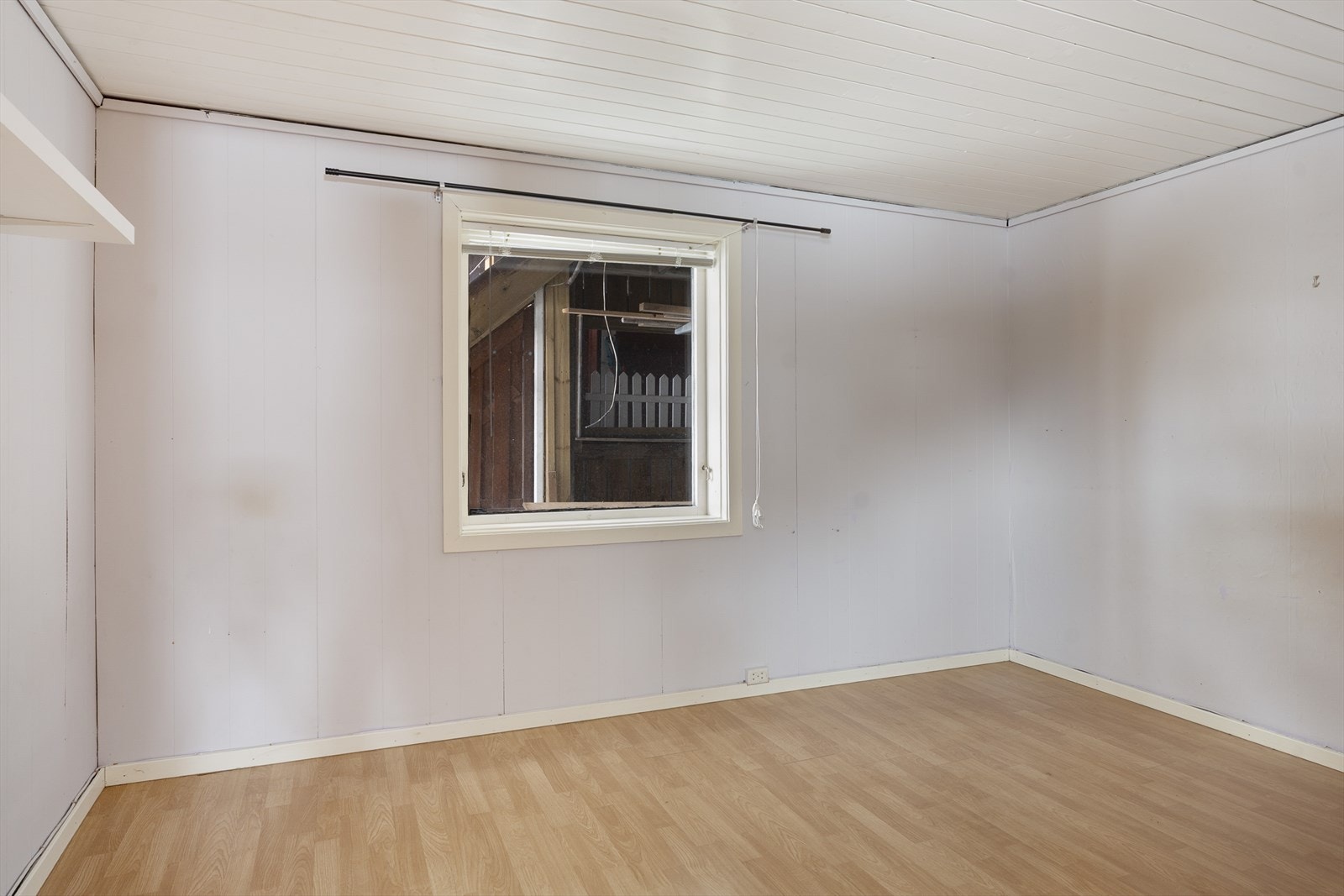 De to soverommene mot sørvest er opprinnelig byggemeldt og godkjent som soverom, men vinduene på disse soverommene er imidlertid ikke godkjent som rømningsvei grunnet utvendig trappevange og utedel til varmepumpe som begrenser åpningen Galleribilde