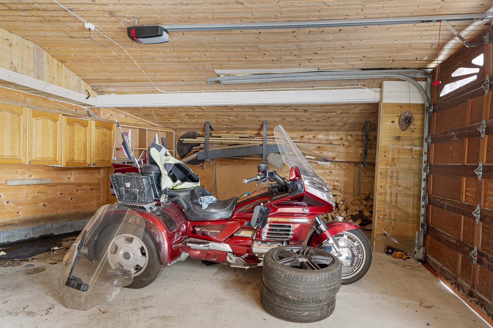 Gode parkeringsmuligheter i garasje med tilhørende boder (ikke omsøkt og godkjent) Galleribilde