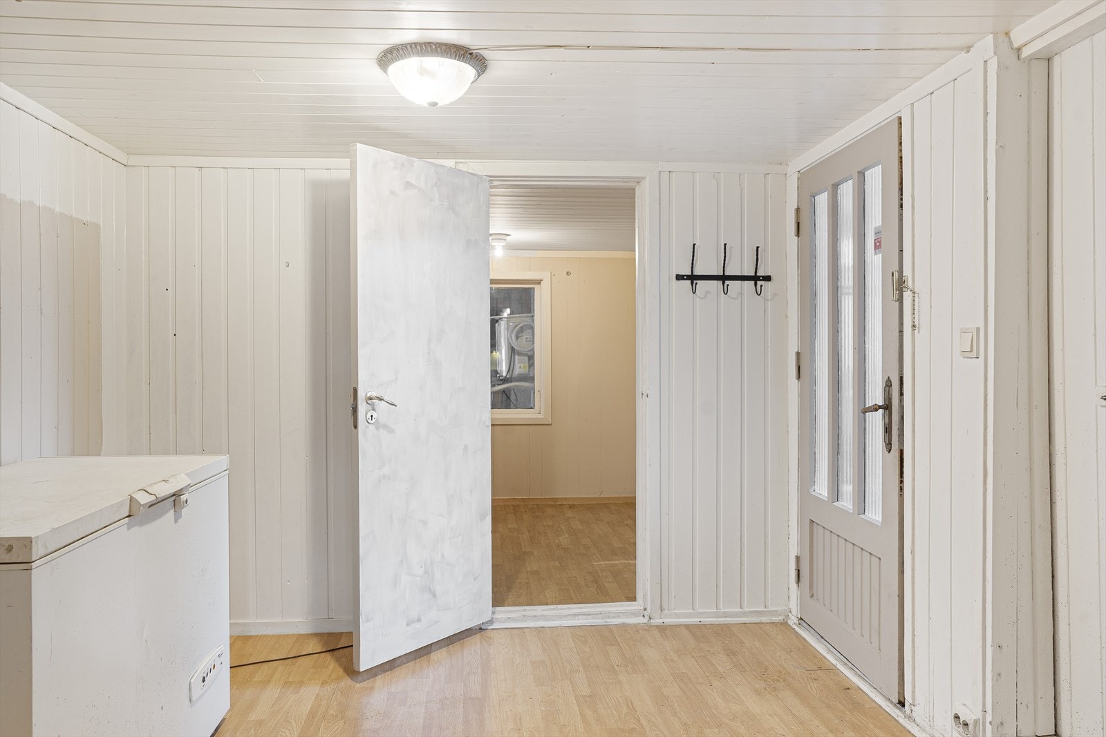 Stor og lys gang i underetasjen Galleribilde