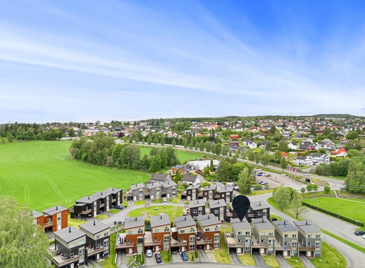 Boligen befinner seg i nyere boligfelt like ved Børstad. Galleribilde