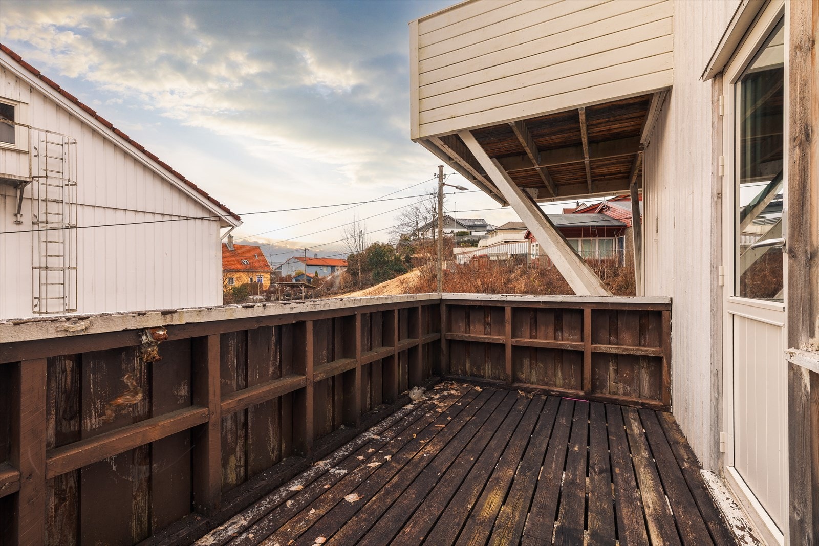 Det er værslitt/oppsprukket trevirke/trepaneler. Fare for utvikling av
fukt/råte-skader og konstruksjonen har skjevheter Det må påregnes vedlikehold. Galleribilde