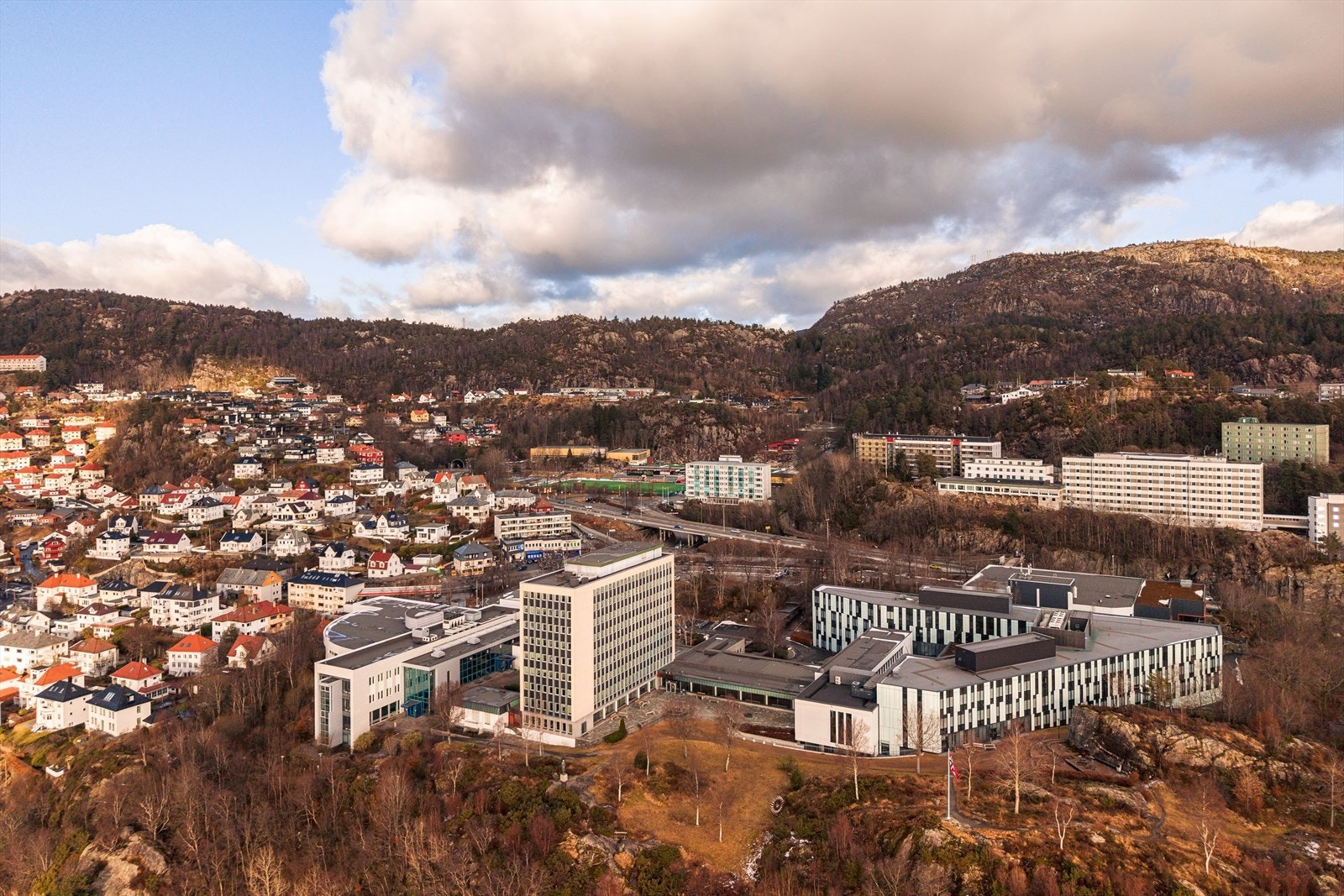 Kort vei til Helleneset friluftsområde med fasiliteter som barnebasseng, stupebrett, sittegrupper, toalettanlegg og parkering. Galleribilde